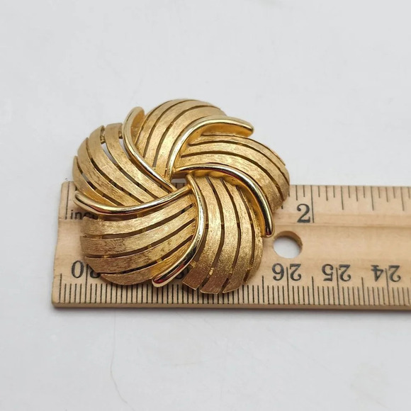 Trifari Brushed Gold Tone Metal Abstract Swirl Flower Star Brooch 1950s Vintage - Picture 3 of 4